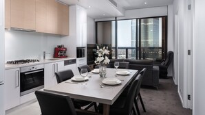 Una cocina moderna con comedor, ventanas amplias y vistas a la ciudad.