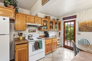 Fridge, microwave, oven, stovetop - Parkside - Murphys Vacation Rentals (Murphys)