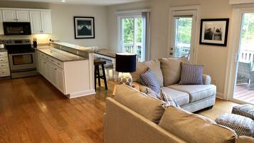 Smart-tv, een tafeltennistafel, boeken en een stereo