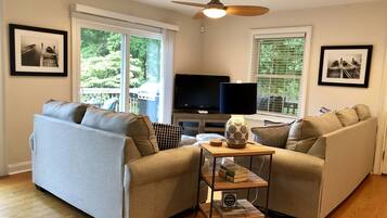 Smart-tv, een tafeltennistafel, boeken en een stereo