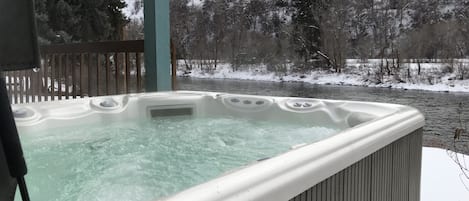 Outdoor spa tub