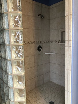 Combined shower/tub, jetted tub, towels