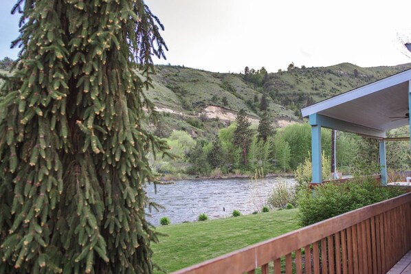 Property grounds - Riverfront Home in Beautiful Orchard (Cashmere)