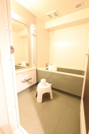 Bañera y ducha independientes, bañera profunda