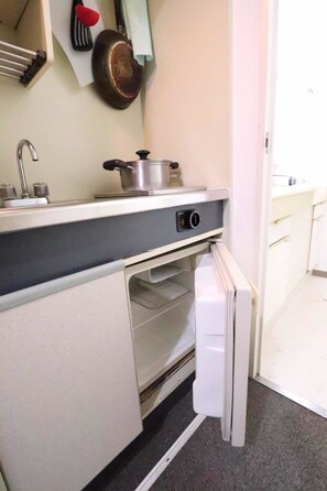 Refrigerador, microondas, placa de cocina, utensilios de cocina
