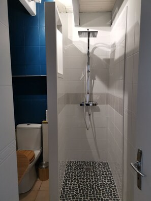 Suihku, hiustenkuivaaja, saippua, vessapaperi