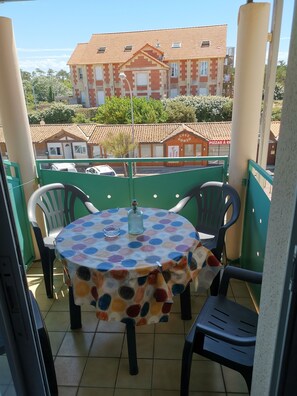 Outdoor dining - Beautiful T3 apartment by the ocean (Soulac-sur-Mer)