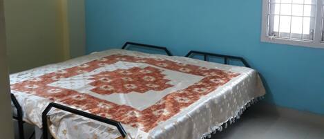 3 quartos, cofres nos quartos, acesso à internet, roupa de cama