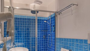 A bathroom with a glass shower enclosure, a bidet, and a toilet. - Janas Hotel (Villasimius)