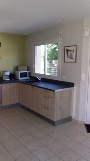 ثلاجة، ميكروويف، فرن، موقد طهي مسطح