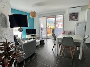 TV - Itxassou: Cozy T2 Apartment with Balcony (Itxassou)