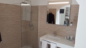 Ropa de cama de alta calidad y minibar 