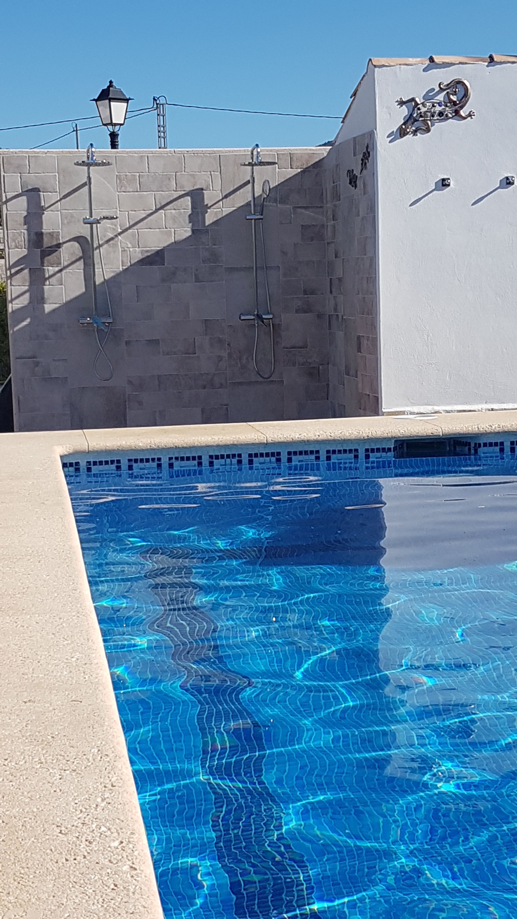 Kolam renang outdoor, dengan kursi berjemur