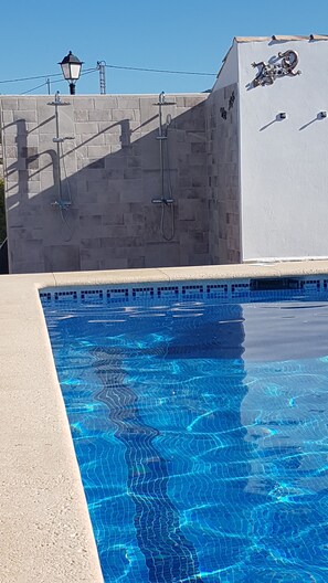 Piscina externa, funciona das 11h às 18h, espreguiçadeiras