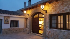 Deluxe suite, uitzicht op zwembad (n.7) | Luxe beddengoed, een minibar, een kluis op de kamer