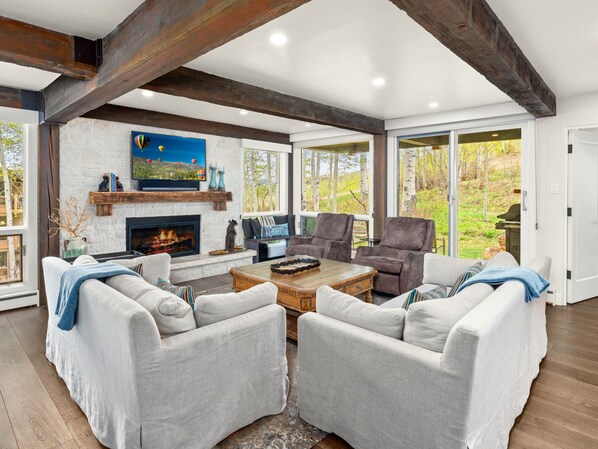 Flat-screen TV, fireplace, stereo