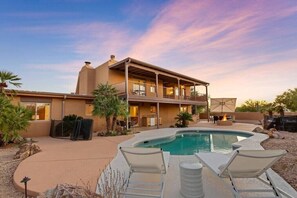 Utendørsbasseng og et oppvarmet basseng