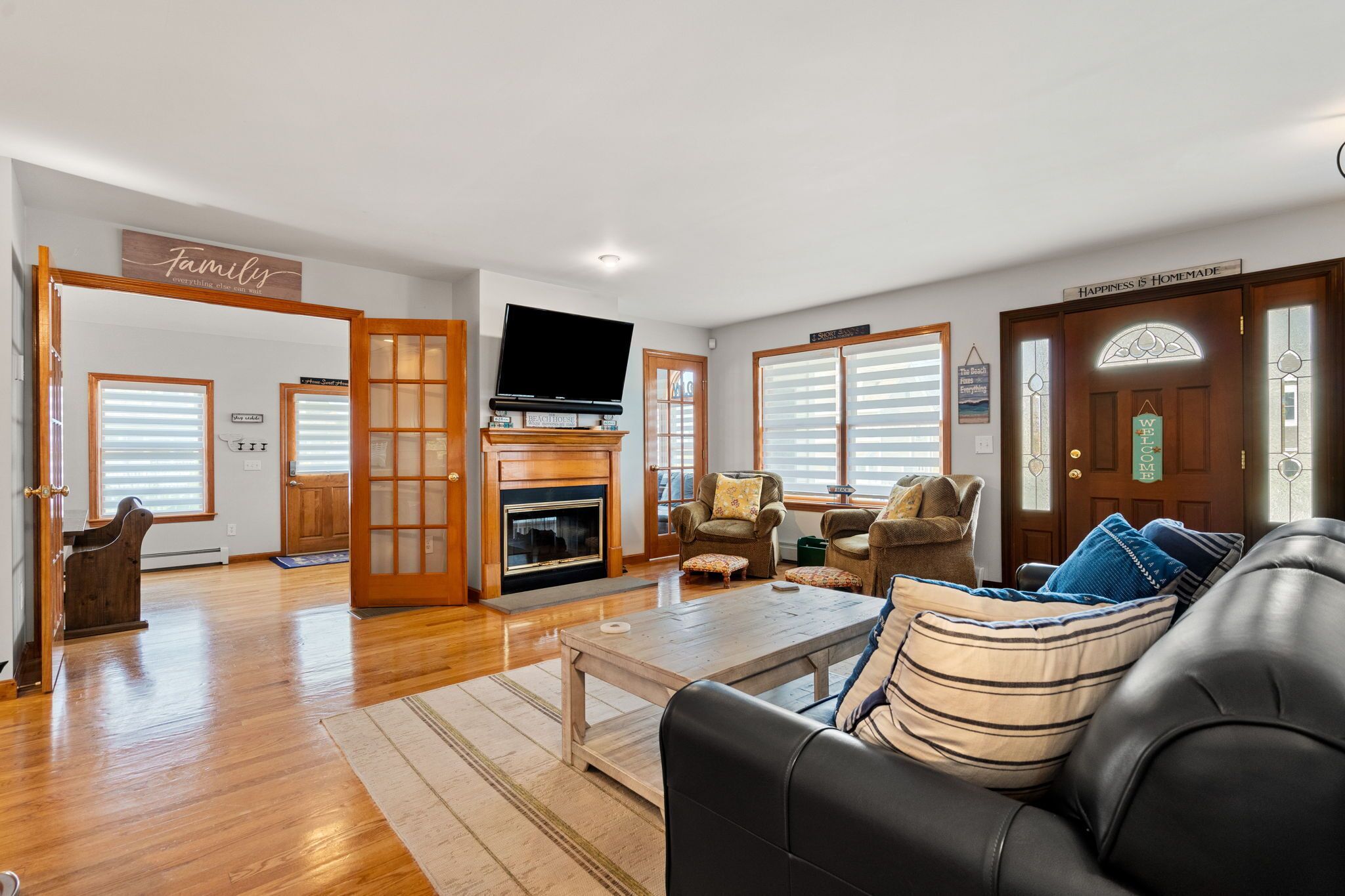 TV connectée, cheminée, chaîne hi-fi