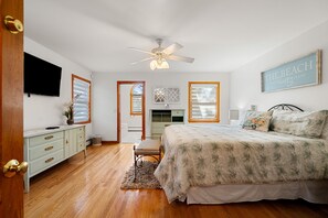 5 bedrooms, desk, iron/ironing board, free WiFi - York Beach Getaway (Razzle Dazzle House) (York)