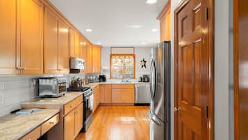 KĂŒhlschrank, Mikrowelle, Ofen, Herdplatte