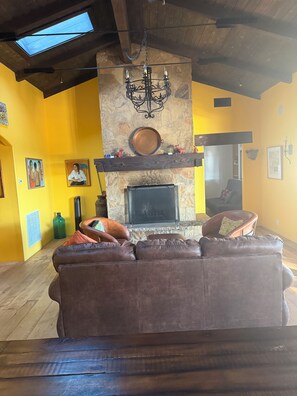 Smart TV, fireplace, table tennis, stereo