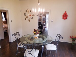 Dining - Centrally located vacation HOUSE, close to everything with parking. (San Antonio)
