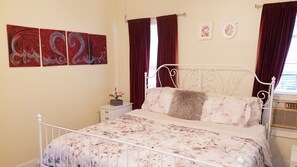 3 bedrooms, iron/ironing board, WiFi, bed sheets - Centrally located vacation HOUSE, close to everything with parking. (San Antonio)