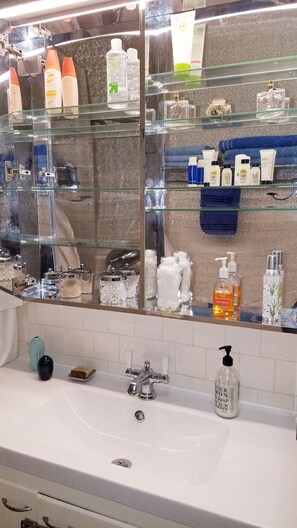 Combined shower/bathtub, hair dryer, towels, soap - Centrally located vacation HOUSE, close to everything with parking. (San Antonio)