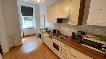 Frigorífico, microondas, horno y lavavajillas