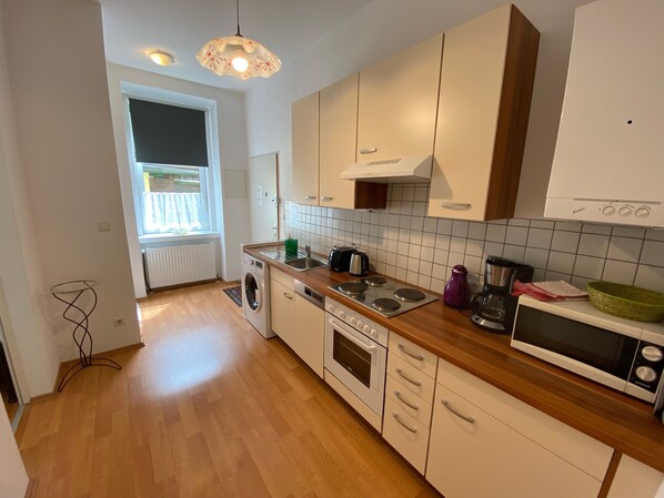 Kylskåp, mikrovågsugn, ugn och diskmaskin