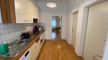 Kühlschrank, Mikrowelle, Ofen, Geschirrspüler