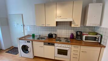 Frigorífico, microondas, horno y lavavajillas