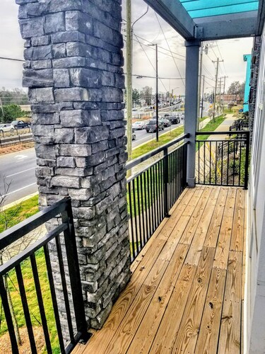 LUXURIOUS 1 BEDROOM IN UNIVERSITY