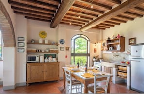 Frigorifero, microonde, forno, pentole/stoviglie/utensili