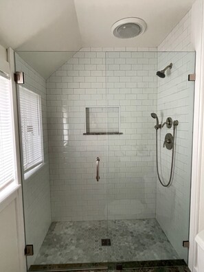 Douche, sèche-cheveux, serviettes fournies, savon