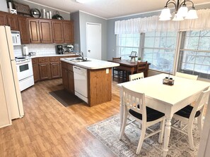 Fridge, microwave, oven, stovetop - Booking now for the Holidays…enjoy the hot tub on cold winter nights. (Wimberley)