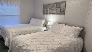 3 chambres, bureau, fer et planche à repasser, lit parapluie