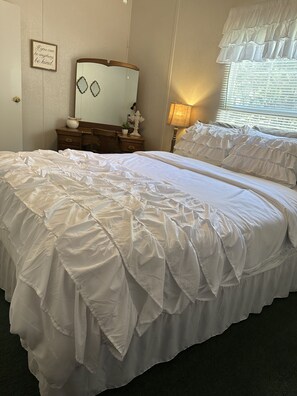 3 habitaciones, escritorio y tabla de planchar con plancha 