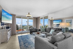 Een smart-tv, een dvd-speler en een stereo