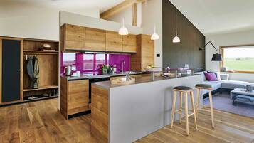 Fridge, oven, dishwasher, coffee/tea maker