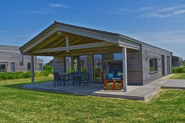 Außenansicht mit überdachter Terrasse
