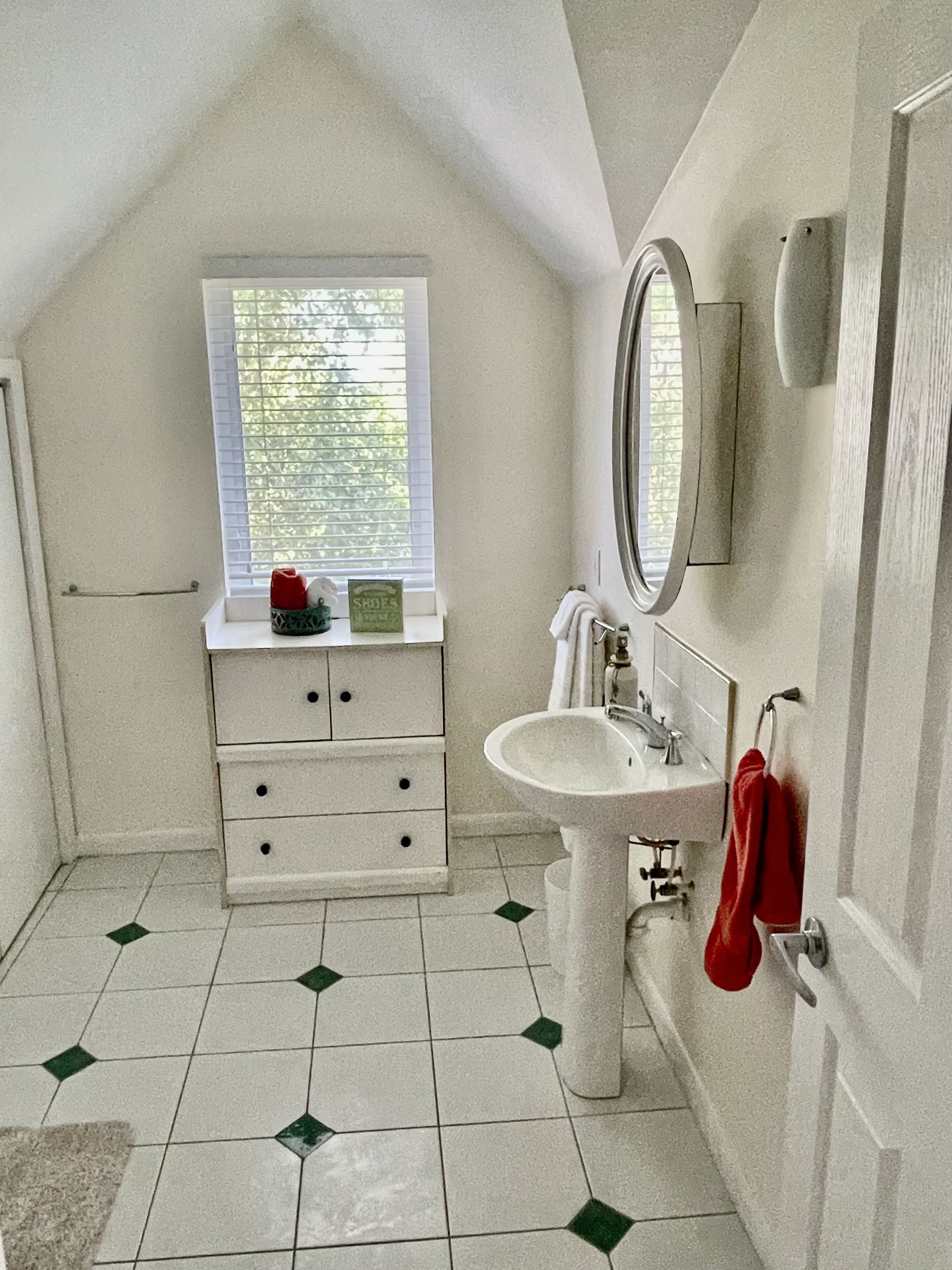 Duschwanne, Haartrockner, Handtücher, Seife