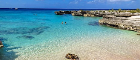 Playa en los alrededores, camastros y toallas de playa