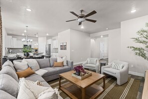 Smart TV, DVD player, ping pong - New 7 bed 5bath house w/ putting green, community pool/hot tub, backs up to park (Washington)