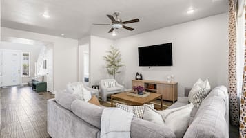 Smart-TV, DVD-Player, Tischtennisplatte