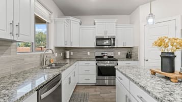 Een koelkast, een magnetron, een oven, een kookplaat