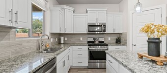 New 7 bed 5bath house w/ putting green, community pool/hot tub, backs up to park