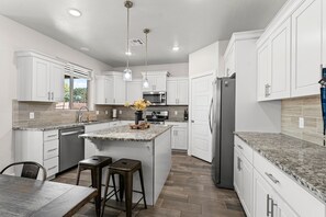 Fridge, microwave, oven, stovetop - New 7 bed 5bath house w/ putting green, community pool/hot tub, backs up to park (Washington)