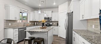 New 7 bed 5bath house w/ putting green, community pool/hot tub, backs up to park