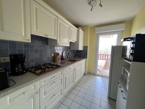 Fridge, microwave, stovetop, coffee/tea maker